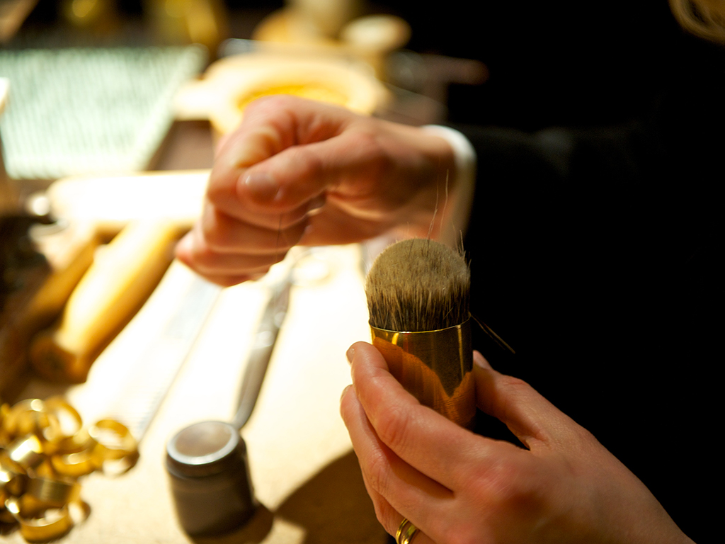 Acqua di Parma. Nell'immagine una fase della realizzazione artigianale del pennello da barba della Collezione Barbiere.