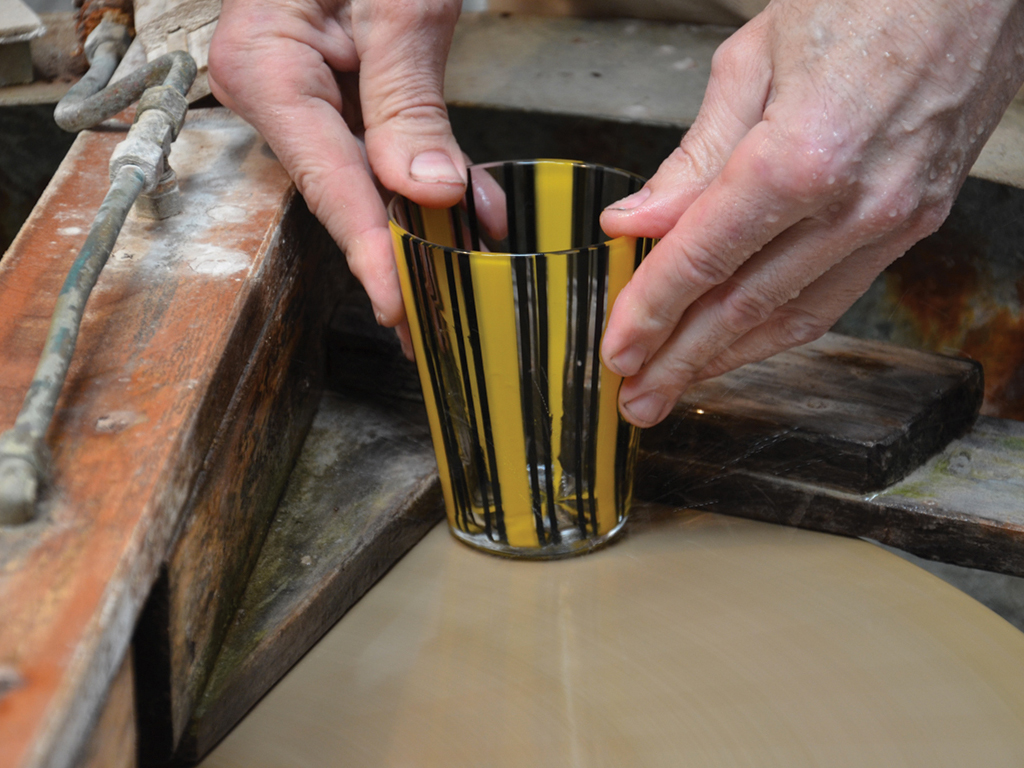 Acqua di Parma. Il portacandela a righe gialle è un disegno di esperti maestri vetrai di Murano: un omaggio alla tradizione e alla splendida città di Venezia.