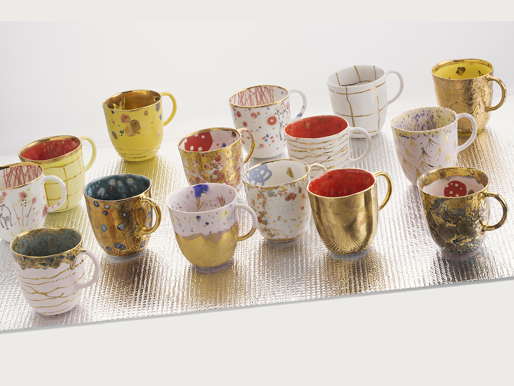 Coralla Maiuri. Con le “Coralla’s Mugs” l’artista ha liberato la sua voglia di giocare con forme e colori. Piccoli animali, fiori e licheni sono accesi dall’oro per comporre una collezione esclusiva.