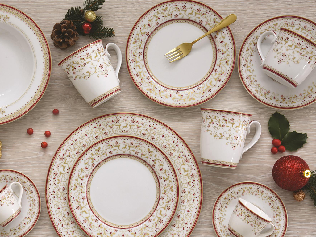 Easy Life. Nel solco della tradizione la collezione “Winter Carousel” propone un raffinato decoro in cui bordeaux e oro incorniciano la porcellana bianca per una perfetta mise en place delle feste.
Easy Life. D’ispirazione naïf l’originale collezione “Merry Christmas” realizzata in porcellana e composta da numerosi complementi dall’iconica forma di stella o albero di Natale.