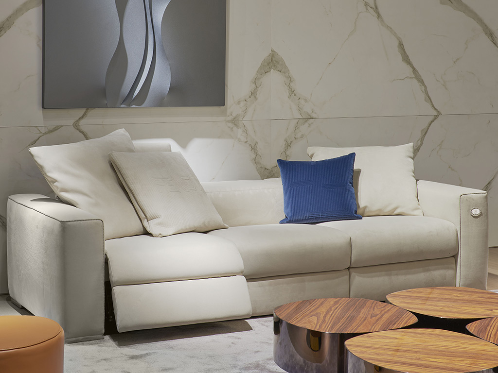 FENDI Casa. Divano tre posti