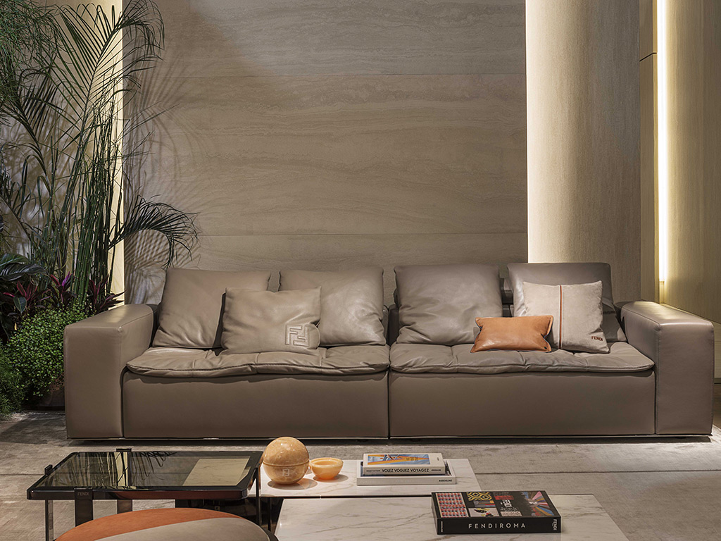 FENDI Casa. Divano quattro posti
