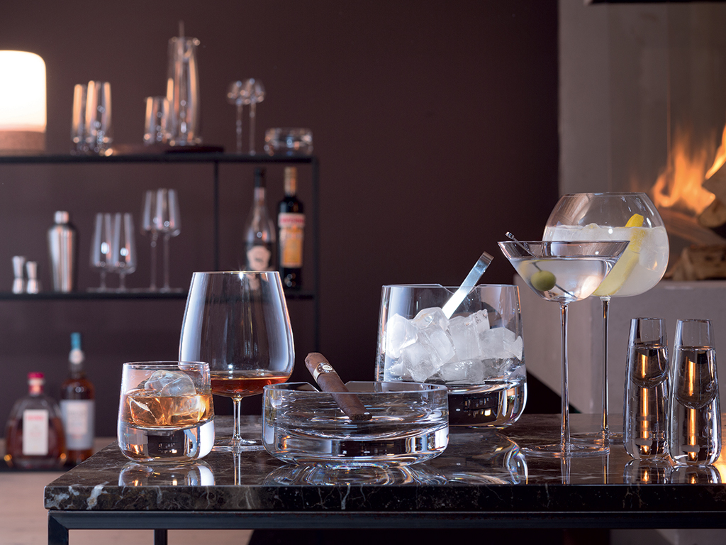 LSA Internazional. La sofisticata collezione “Bar culture” soffiata a bocca è dedicata a un pubblico che apprezza il design contemporaneo e l’eccezionale lavorazione artigianale. La linea include 14 pezzi di vetro lavorati a mano con bordi sottili o basi massicce. Una linea lussuosa e moderna.