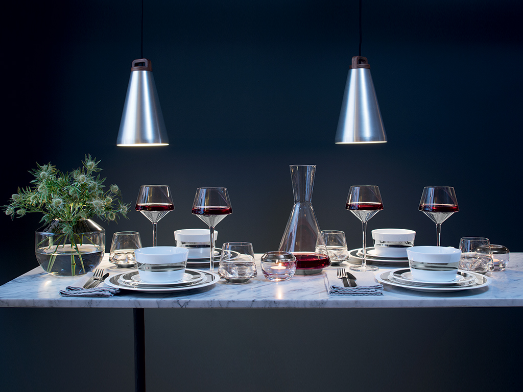 LSA Internazional. Ispirati ai pianeti, alle navicelle spaziali, alle galassie di stelle, i nuovi pezzi della collezione “Space” sono decorati con bande riflettenti in oro o platino. Per la tavola delle feste, o per aperitivi formali, “Space” offre proposte ultra moderne per brindisi e cene sofisticate.