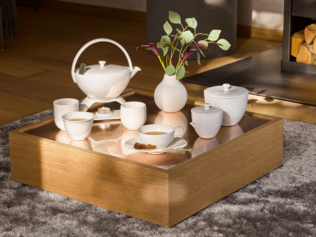 Villeroy & Boch. Tre tazze e una tazzina sono state progettate per esaltare le fragranze dei diversi tipi di tè. Rotonda per il tè bianco, con un'apertura conica per il tè verde, dritta per il tè nero. Tra gli altri dettagli della collezione “Tea Passion”: l'ampia apertura e il filtro integrato della teiera, una combinazione sovrapponibile per zucchero e latte e un contenitore per le foglie di tè.