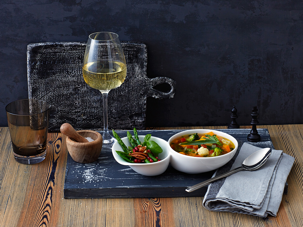 Villeroy & Boch. “Soup Passion” è una collezione di zuppiere a cui gli appassionati del genere non potranno resistere. Nell’immagine, la versione, pluripremiata, dove si uniscono due ciotole di dimensioni diverse: la scodella più grande è perfetta per lo stufato, la base inclinata infatti consente di raccogliere la zuppa e gustarla sino all’ultima goccia. La scodella più piccola, grazie al manico ergonomico è ideale per contenere verdure, crostini, frutta secca o altri gustosi contorni.