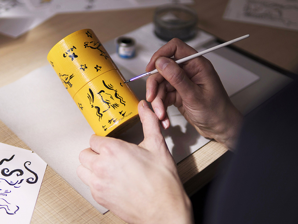 Acqua di Parma. L’artista britannico Clym Evernden nel suo studio mentre dipinge la celebre cappelliera di Colonia, la fragranza icona di Acqua di Parma.
