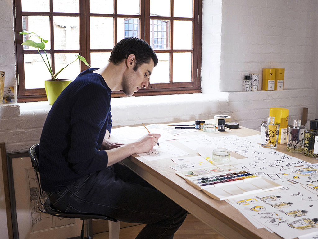 Acqua di Parma. L’artista britannico Clym Evernden nel suo studio mentre lavora ai disegni preparatori dell’artist edition di Colonia.