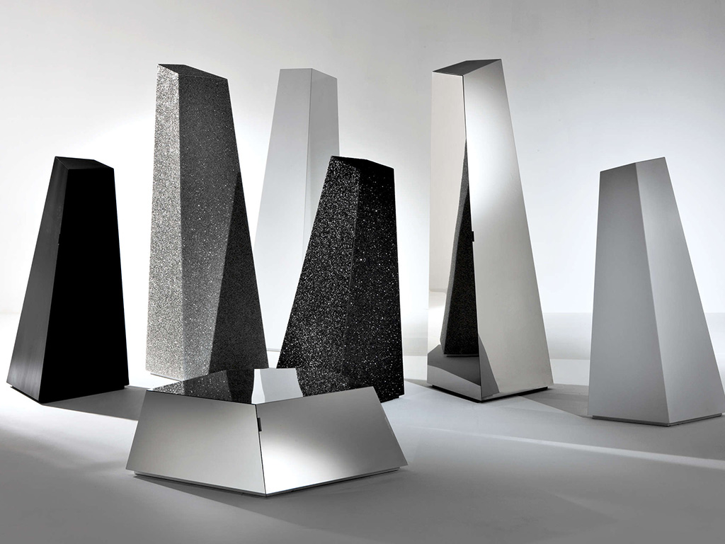 Bartoli Design. I contenitori “Cirque” progettati da Bartoli Design per Laurameroni hanno una forma che richiama quella dei totem. Laccati opaco spazzolato o completamente impiallacciati in legno, sono disponibili in 3 diverse dimensioni e con la stessa finitura interna ed esterna. Il contenitore più basso è dotato di un cassetto, quello medio di anta battente e 3 ripiani interni fissi e quello alto di anta battente e 4 ripiani interni fissi.