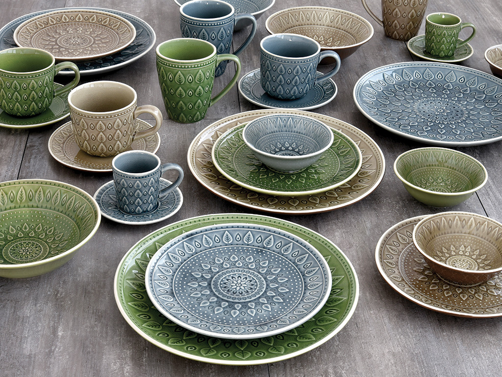 Easy Life. Colori autunnali per il servizio da tavola “Natural” in stoneware. Antracite, verde e tabacco colorano la collezione e sono perfetti da mixare insieme.