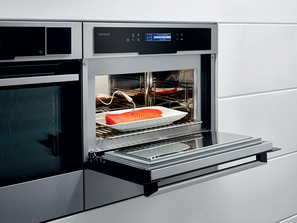 Electrolux. L’abbattitore “BlastChiller” raffredda, congela e surgela in tempi rapidi, conservando proprietà nutritive, freschezza e qualità di ogni ingrediente. Le tre funzioni a disposizione possono essere attivate con facilità grazie a una speciale termosonda, in grado di misurare la temperatura direttamente al cuore degli alimenti, oppure indicandone manualmente il peso.