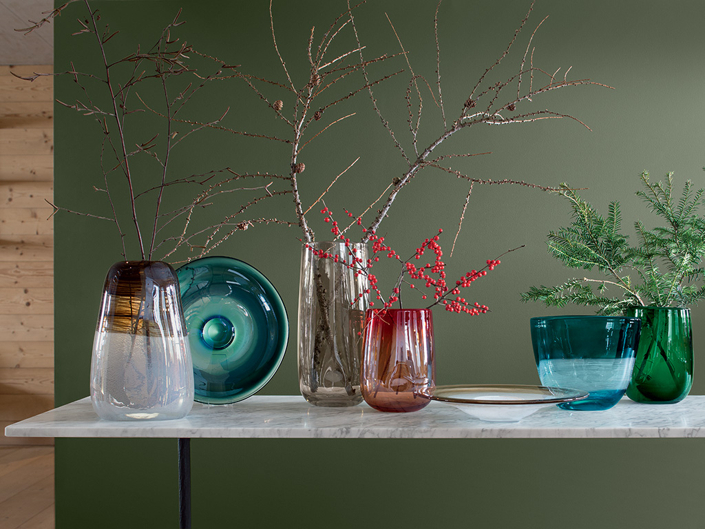 LSA International. Le forme organiche e le originali finiture della collezione “Forest” - maestosi vasi e complementi realizzati a mano - sono ispirate agli alberi di una foresta selvaggia. Strati di pigmenti colorati sono incamiciati nel vetro trasparente, soffiato a bocca e successivamente lucidato per creare una sottile finitura iridescente.