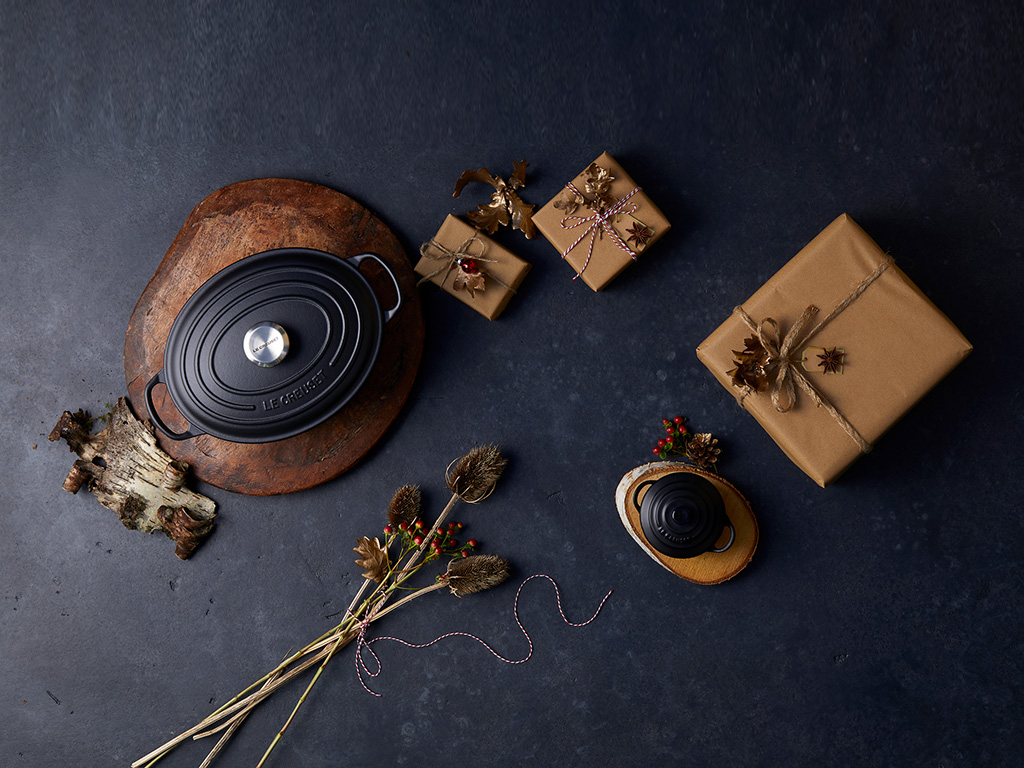 Le Creuset. I prodotti della collezione “Black is Beautiful” sono proposti sia nella versione nero matt che in nero lucido. All’interno della selezione nero matt troviamo cocotte e casseruole in ghisa e mini cocotte, padelle in alluminio antiaderente e grill, pirofile, bollitori e tazze, barattoli e macinini, senza dimenticare sottopentole, presine e un grembiule per un vero look total black.