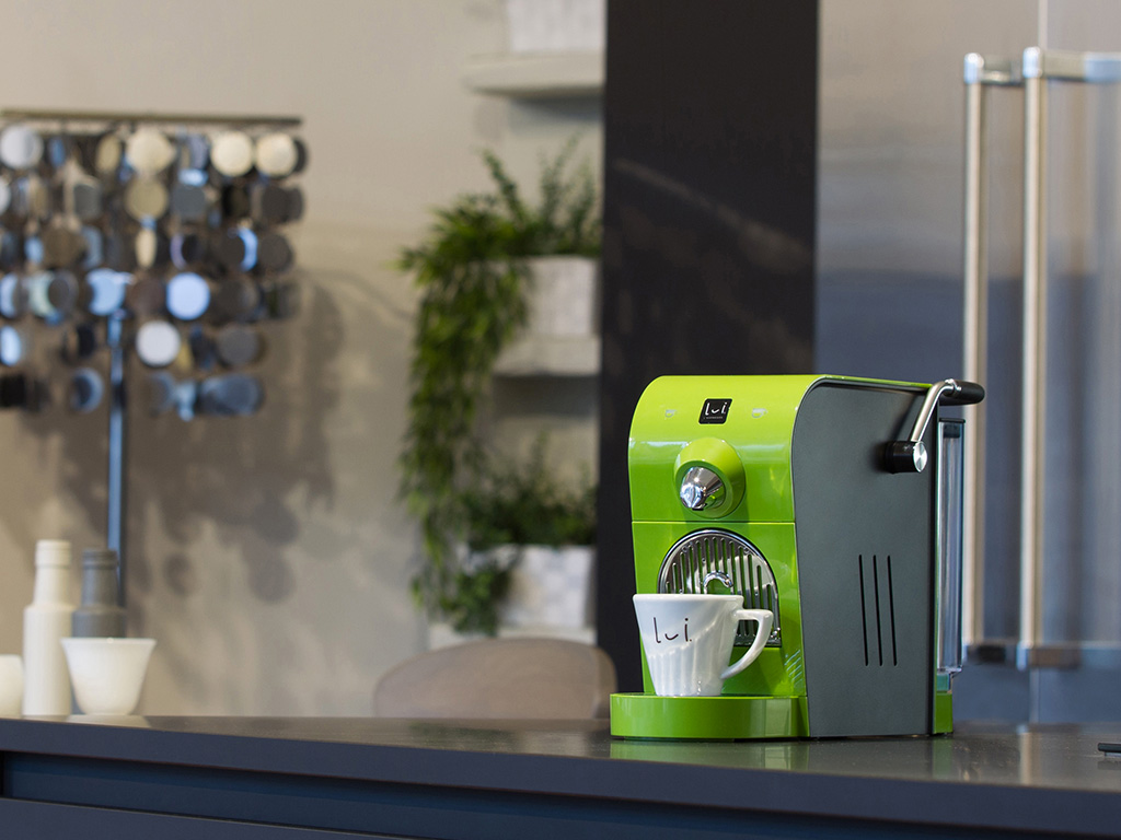 Lui L’Espresso. Una realtà completamente italiana che si propone di offrire un sistema esclusivo per la preparazione dell’autentico espresso italiano. Il sistema è composto dalle macchine Lui L’Espresso (qui nella versione “Chic”), concepite e realizzate con una tecnologia d’estrazione all’avanguardia, e dalle capsule di caffè Lui L’Espresso che contengono solo miscele selezionate e tostate a regola d’arte.