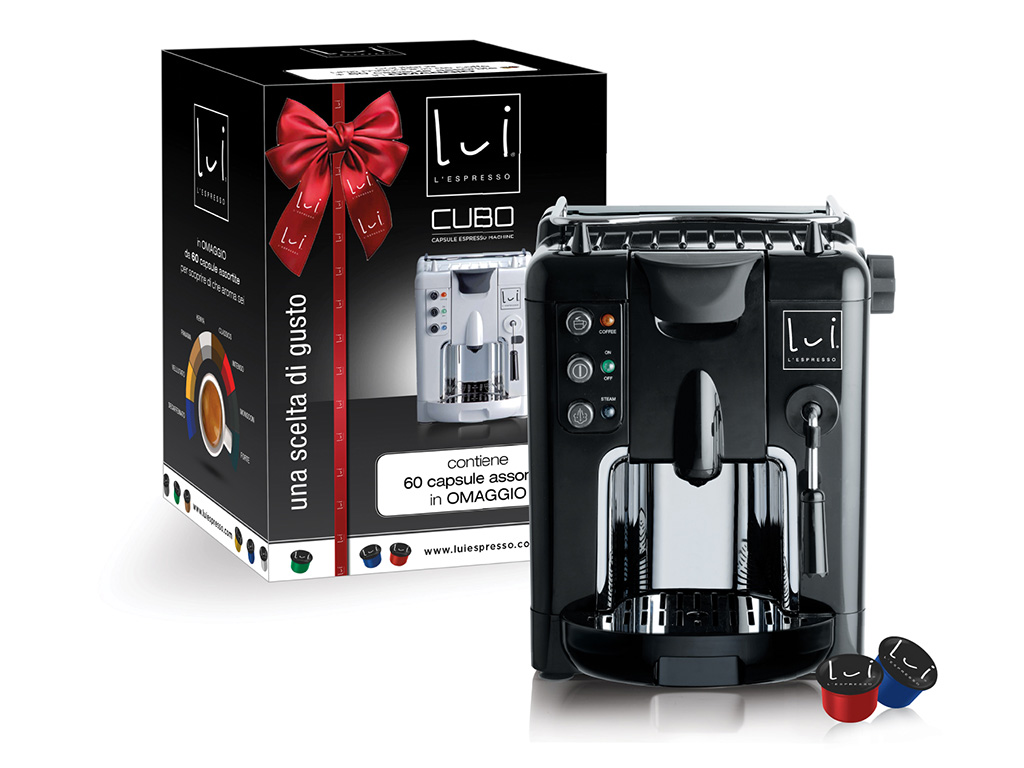 Lui L’Espresso. Nel Kit regalo Cubo: una macchina da caffè Cubo con 60 capsule di 6 gusti diversi per concedersi o offrire il caffè giusto al momento giusto: Classico, Intenso, Forte, Deca, Vellutato, Panama. Cubo, disponibile nelle varianti di colore bianco e nero, è dotata anche di un beccuccio a vapore per preparare deliziosi cappuccini.
