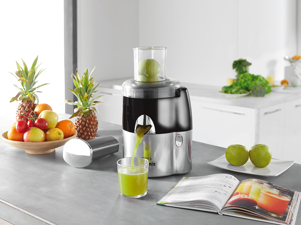 Magimix. “Juice Expert 3” è un estrattore a freddo per frutta e verdura cruda o cotta. Ideale per realizzare succhi, smoothie o latti vegetali; “Juice Expert 4” permette anche di affettare e grattugiare per realizzare insalate o carpacci di frutta e verdura. Grazie al filtro setaccio in acciaio inox, posto all’interno dell’estrattore, è possibile avere succhi chiari e limpidi preservando gli alimenti e i nutrienti. Per un succo di agrumi fresco, veloce e senza semi, lo spremiagrumi è dotato di 2 coni (limoni e arance/pompelmi) e il pulp system permette di scegliere un succo con o senza polpa.