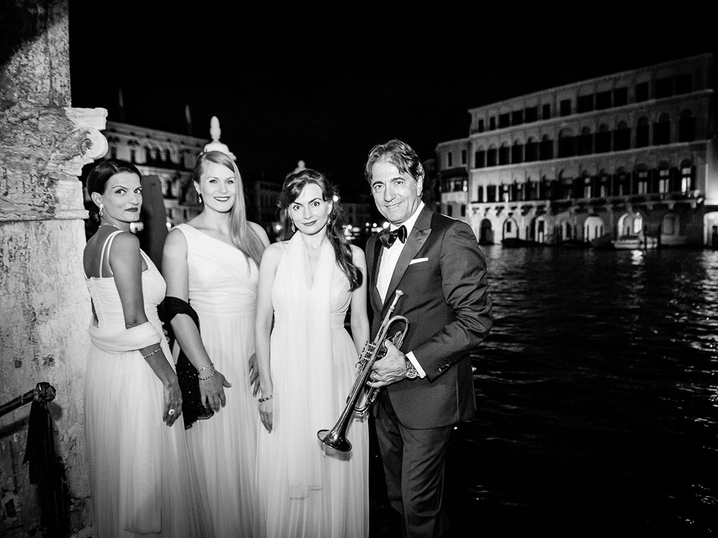 Aria. 74ª edizione della Mostra internazionale d'arte cinematografica di Venezia, 2018. Il trio “Aria” è stato invitato ad esibirsi per un evento privato organizzato da MasterCard. Nell’immagine: Simona Rais, Gesu Zefi, Yuliaya Vyshnyvetska, Simona Rais con il Maestro Stefano Serafini.