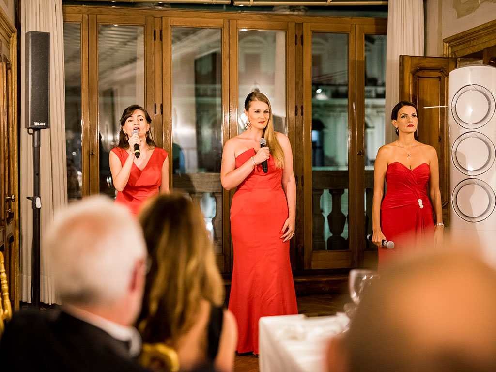 Aria. 74ª edizione della Mostra internazionale d'arte cinematografica di Venezia, 2018. Il trio “Aria” è stato invitato ad esibirsi per un evento privato organizzato da MasterCard. Nell’immagine: Yuliaya Vyshnyvetska, Gesu Zefi, Simona Rais.