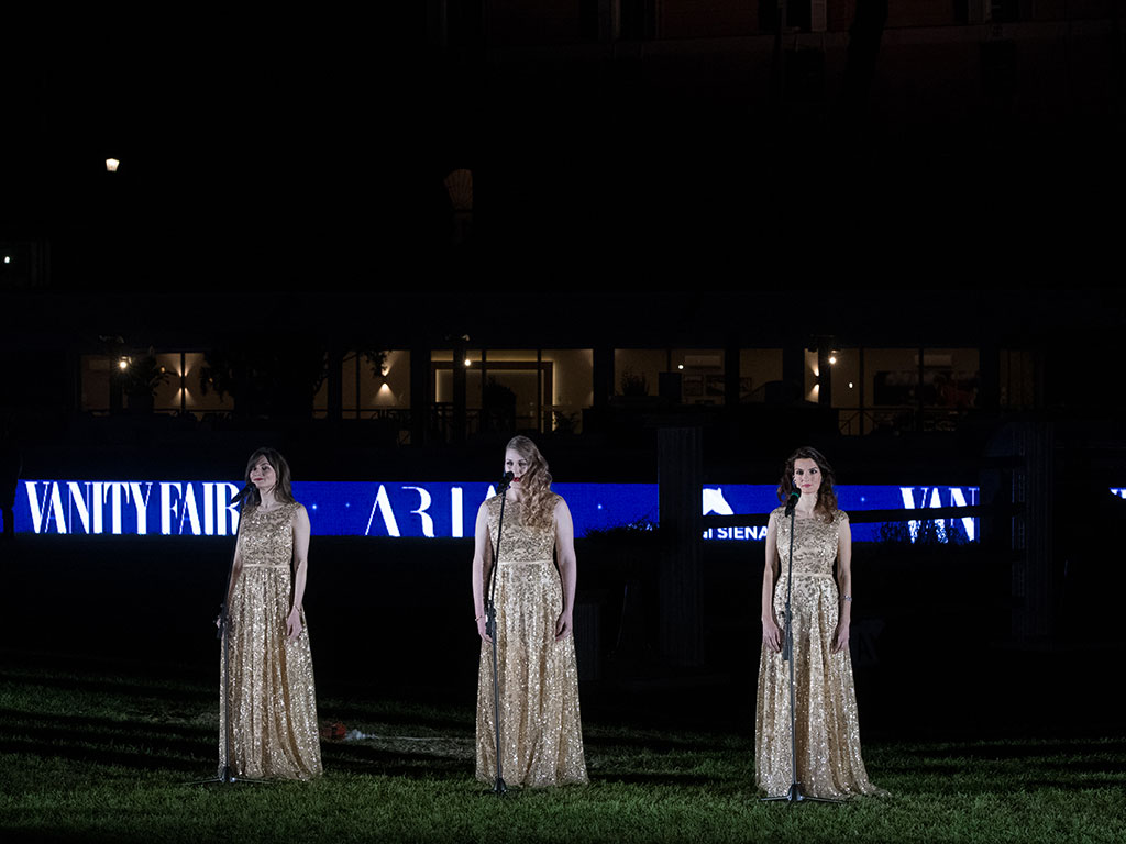 Aria. Nel maggio scorso, un tappeto rosso ha guidato gli ospiti verso il rinnovato ovale di Piazza di Siena a Villa Borghese. Qui si è tenuta l’86esima edizione del Concorso Ippico Internazionale Ufficiale (Csio) di Roma. È seguito un party-spettacolo organizzato da Vanity Fair con numerosi ospiti italiani e internazionali del mondo della cultura e dello spettacolo. A fine serata, al centro del prato, si è esibito il trio “Aria”, accompagnato dalla tromba del Maestro Stefano Serafini.
