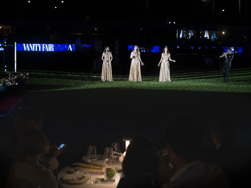 Aria. Nel maggio scorso, un tappeto rosso ha guidato gli ospiti verso il rinnovato ovale di Piazza di Siena a Villa Borghese. Qui si è tenuta l’86esima edizione del Concorso Ippico Internazionale Ufficiale (Csio) di Roma. È seguito un party-spettacolo organizzato da Vanity Fair con numerosi ospiti italiani e internazionali del mondo della cultura e dello spettacolo. A fine serata, al centro del prato, si è esibito il trio “Aria”, accompagnato dalla tromba del Maestro Stefano Serafini.