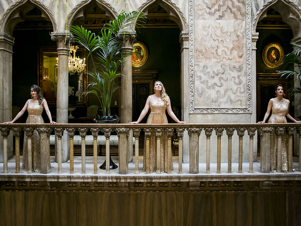 Aria. 75ª edizione della Mostra internazionale d'arte cinematografica di Venezia, 2018. Il trio “Aria” è stato invitato ad esibirsi per un evento privato organizzato da MasterCard. Nell’immagine: Gesu Zefi, Yuliaya Vyshnyvetska, Simona Rais.