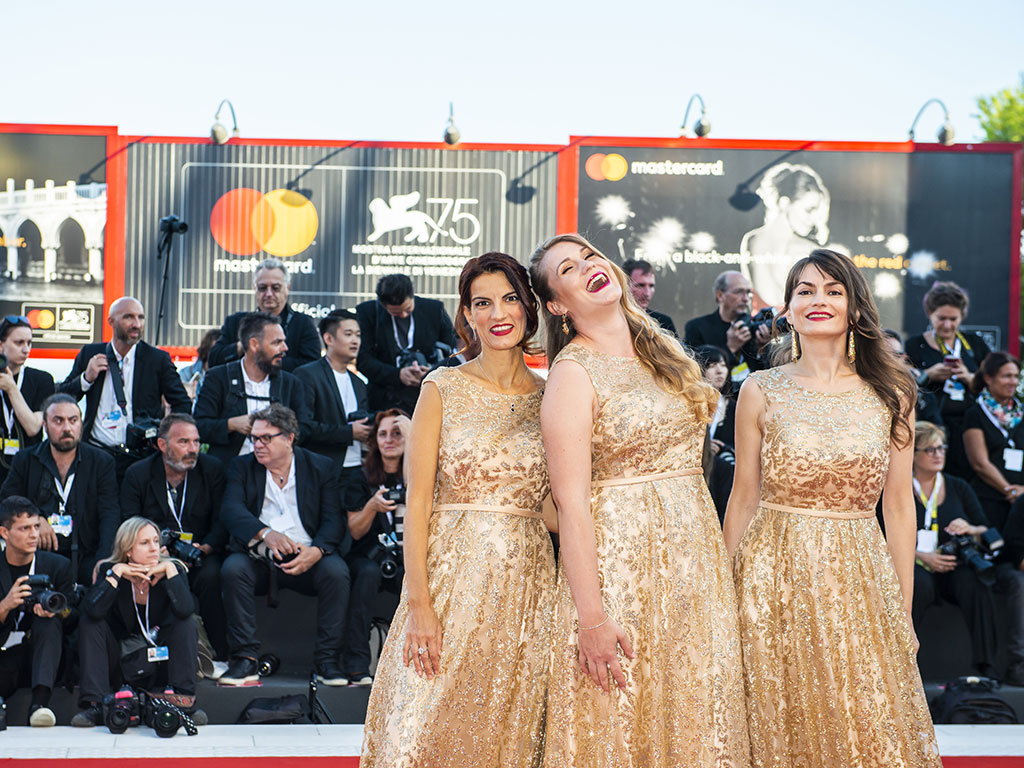 Aria. 75ª edizione della Mostra internazionale d'arte cinematografica di Venezia, 2018. Il trio “Aria” sul red carpet. Nell’immagine: Simona Rais, Gesu Zefi, Yuliaya Vyshnyvetska.