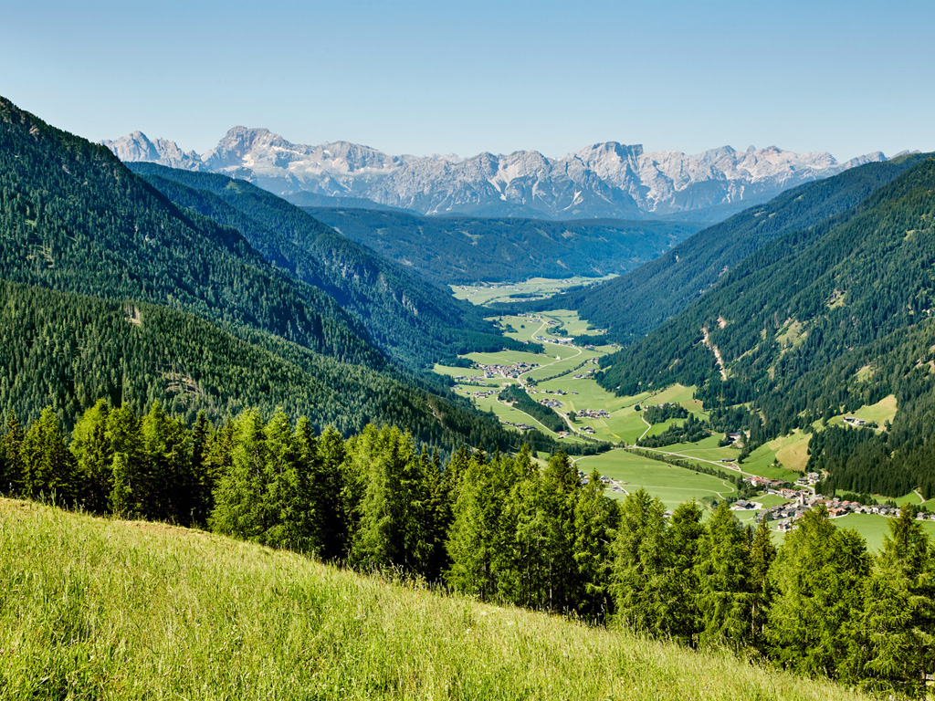 Hotel Quelle Nature Spa Resort. Una panoramica della Valle di Casies (Gsiesertal) in Val Pusteria che si estende per cento chilometri circa tra l’Alto Adige e il Tirolo Orientale. La Valle di Casies è un comune e una valle attraversati dal Rio Casies. La zona è da vivere in tutte le stagioni per escursioni, gite in mountain bike e sport invernali.
