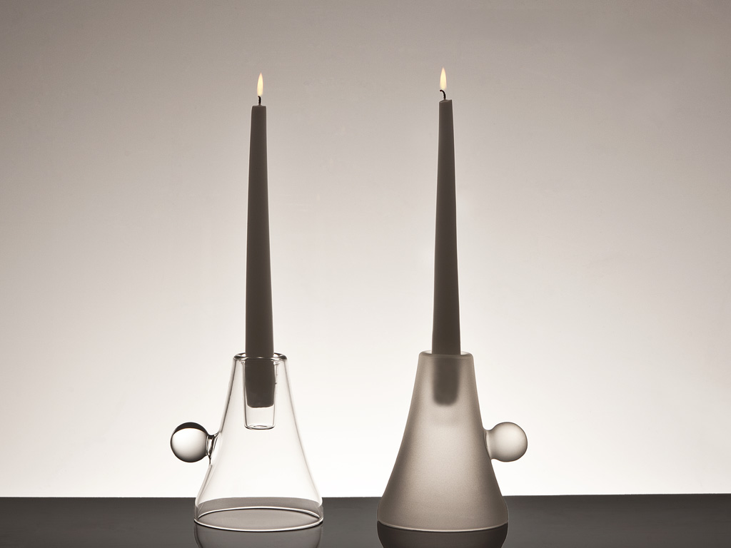 Bluside Emotional Design. “Barlume”, progettato da Alessandro D’Angeli è un porta candele in vetro borosilicato (trasparente o sabbiato) soffiato a bocca. Un oggetto minimale che riporta la memoria agli antichi moccoli e candelabri. Il brand, 100% italiano, nasce dall’esperienza dell’azienda Steroglass nella lavorazione del vetro borosilicato per la realizzazione di strumentazione in ambito scientifico. Il risultato è quello di un prodotto resistente agli shock termici, privo di elementi contaminanti e con ottime caratteristiche di trasparenza.