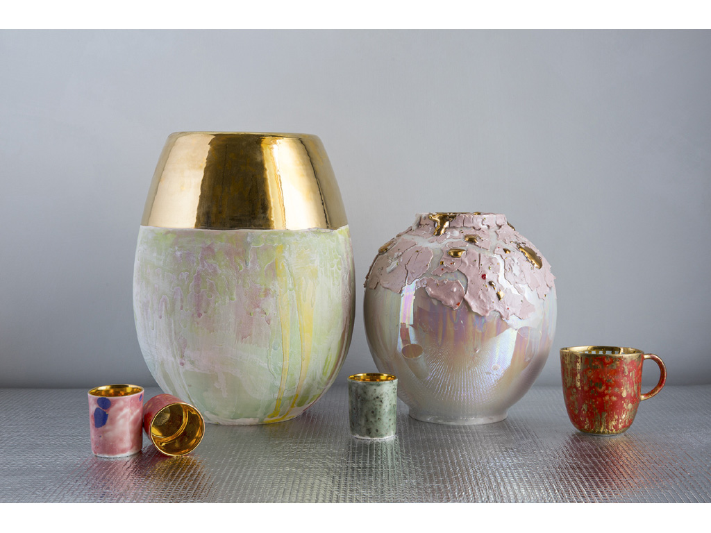 Coralla Maiuri. All’appuntamento parigino di Maison & Objet Coralla Maiuri ha presentato delle nuove collezioni di vasi dalle forme iconiche. Nell’immagine “Dust & Light”, a forma di goccia, si distinguono per le macchie opache, date dall’uso dell’ingobbio, alternate a zone cangianti e madreperlate. Alcuni esemplari hanno un anello in oro intorno al collo e l’effetto “raw” viene mitigato dalle tonalità dei colori scelte tra cromie solari e delicate.