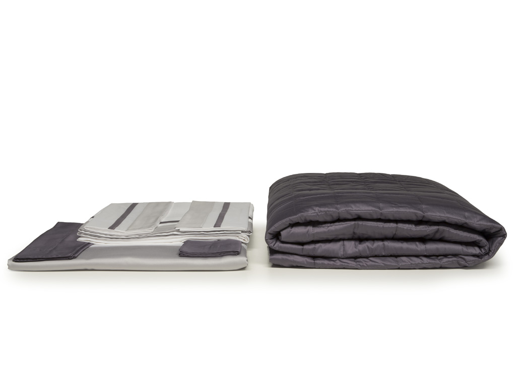 Divani&Divani by Natuzzi. Una collezione “Incantevole” per vestire il letto. Un carezzevole raso tinta unita con eleganti bordi a contrasto per lenzuola, federe, copripiumino e trapuntino.