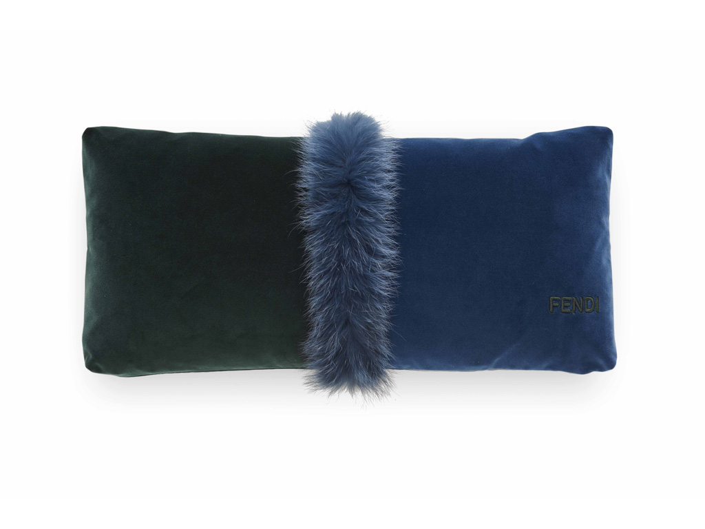 Fendi Casa. Un cuscino in velluto (o pelle) con inserto in volpe e logo ricamato. Semplicissimi nella forma, giocano sulla morbidezza e le differenze tattili con un risultato di grande eleganza. Qui c’è tutto il DNA della Maison romana, capace di reinterpretare la tradizione con gusto contemporaneo. Disponibili nelle misure: 60x30 - 40x30 - 50x50 - 60x40.