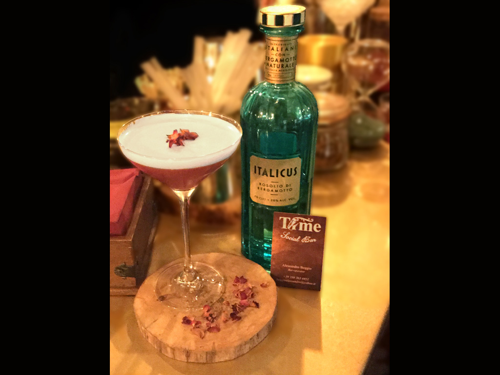 San Valentino 2019. Italicus. Cocktail “Date”, pensato e realizzato dal bar tender Alessandro Beggio. La ricetta: 40 ml di Italicus Rosolio di Bergamotto, 30 ml di succo di melograno, 30 ml di Acqua di Rose, 15 ml di sciroppo di Camomilla, 15 ml di albume d’uovo e 4 dash (o gocce) di Aphrodite Bitter.
