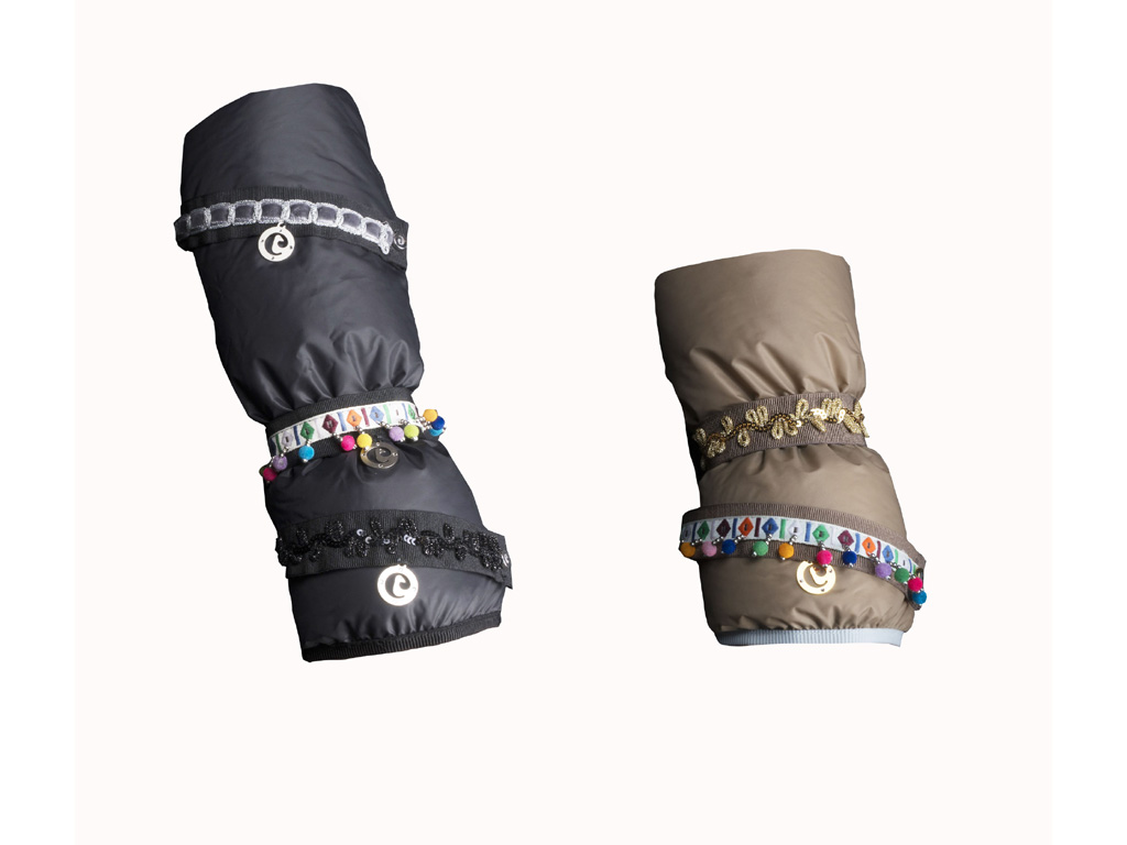 Cinelli Piume e Piumini. I manicotti mymuffy, novità Autunno/Inverno 2018-2019, sono proposti in due differenti misure e in tre colori: blu, tortora e nero. L'accessorio a bracciale è disponibile nella variante tono su tono con strass, inserti velluto o con decori in paillettes.