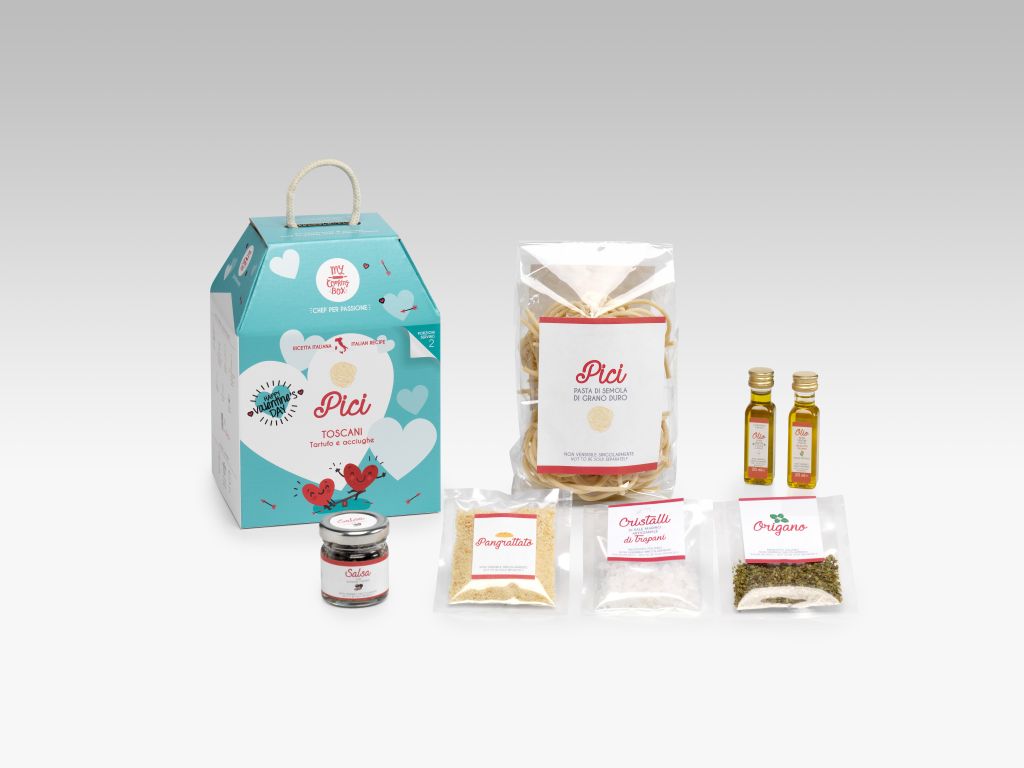 San Valentino 2019. “My Cooking Box”, il cofanetto con gli ingredienti per cucinare i pici al tartufo con briciole di pane e acciughe. La confezione per due persone ha il costo di Euro 20 e contiene: 200 gr. Pici, 8 gr. di acciughe, 10 gr. di salsa al tartufo, 1 gr. di origano, 20 gr. di pangrattato a grana media, 20 ml. di olio all’aglio, 20 ml. di olio toscano e 20 gr. di cristalli di sale marino.