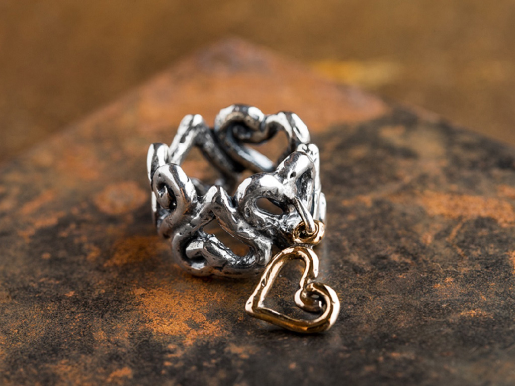 Eres Design. Anello della collezione “Palpiti” realizzato artigianalmente in argento punzonato 925 con cuore pendente in bronzo. Collezione Primavera/Estate 2019.