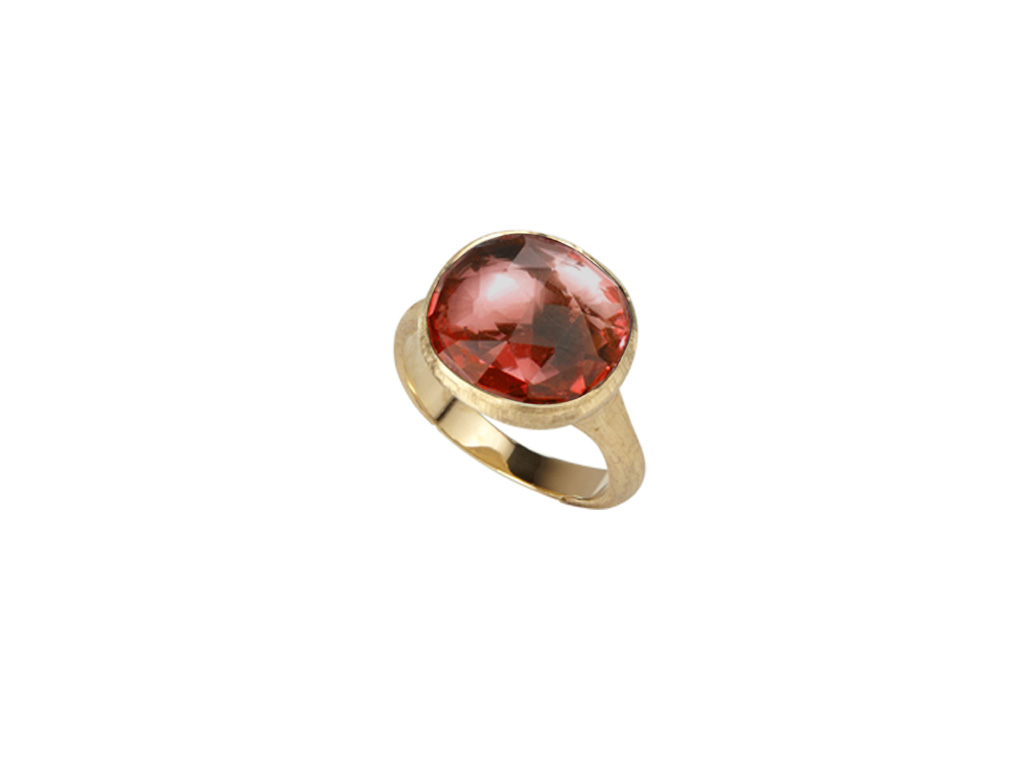 Marco Bicego. Anello in oro giallo 18 kt inciso a mano con granato rosso incastonato in oro giallo 18 kt inciso a mano della collezione “Jaipur”. Collezione Primavera/Estate 2019.