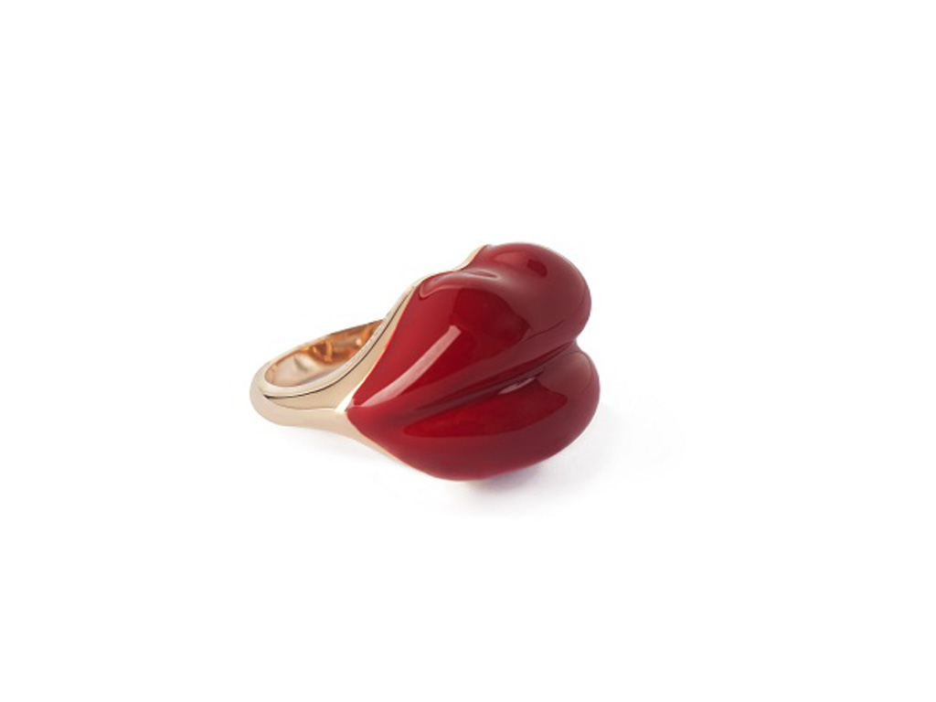 Mattioli. Il lato prezioso dell’arte nella collezione “Lips” per l’anello in oro rosa e smalto rosso. Collezione Primavera/Estate 2019.