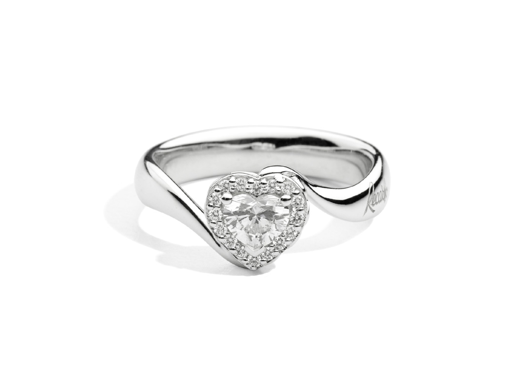 Recarlo. Un classico della collezione “Anniversary Love” l’anello solitario con diamante centrarle taglio cuore e contorno diamanti taglio cuore. Collezione Primavera/Estate 2019.