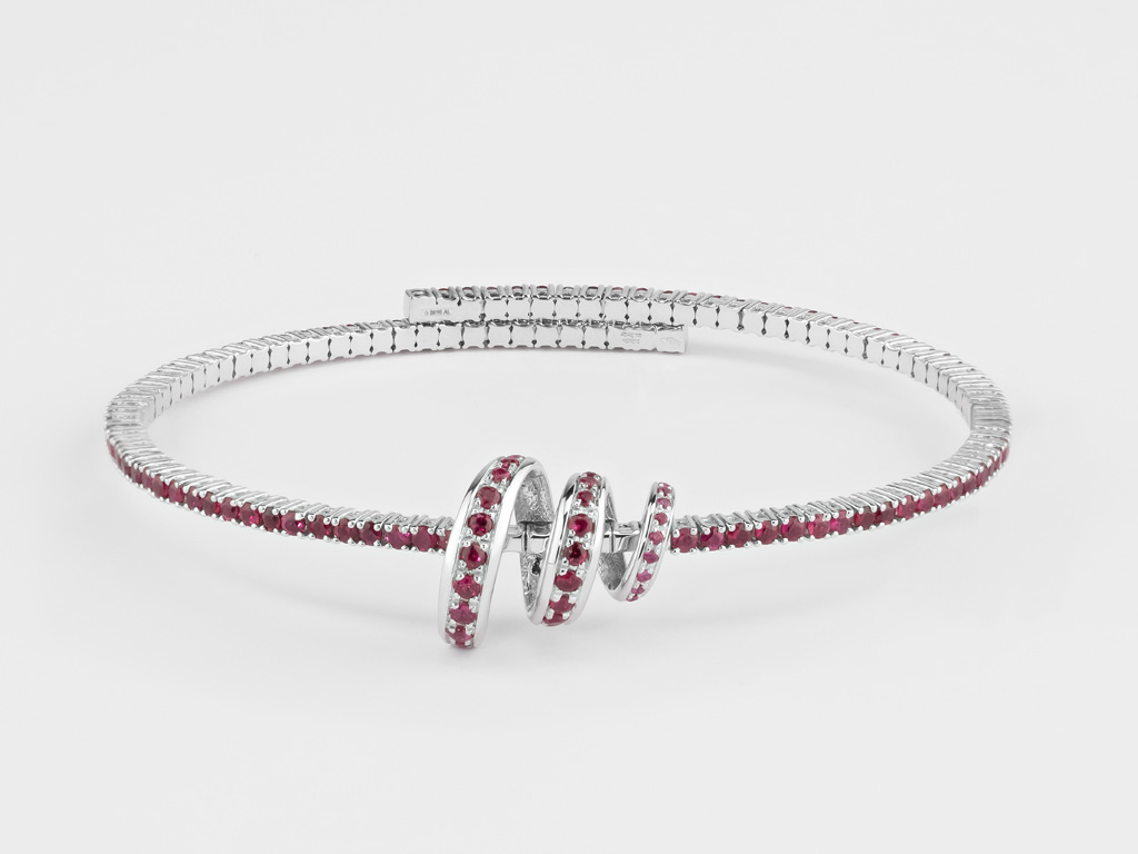 Serena Gobbi Milano. Bracciale tennis rigido ma regolabile in oro bianco con rubini della collezione “Fairytale”. Collezione Primavera/Estate 2019.