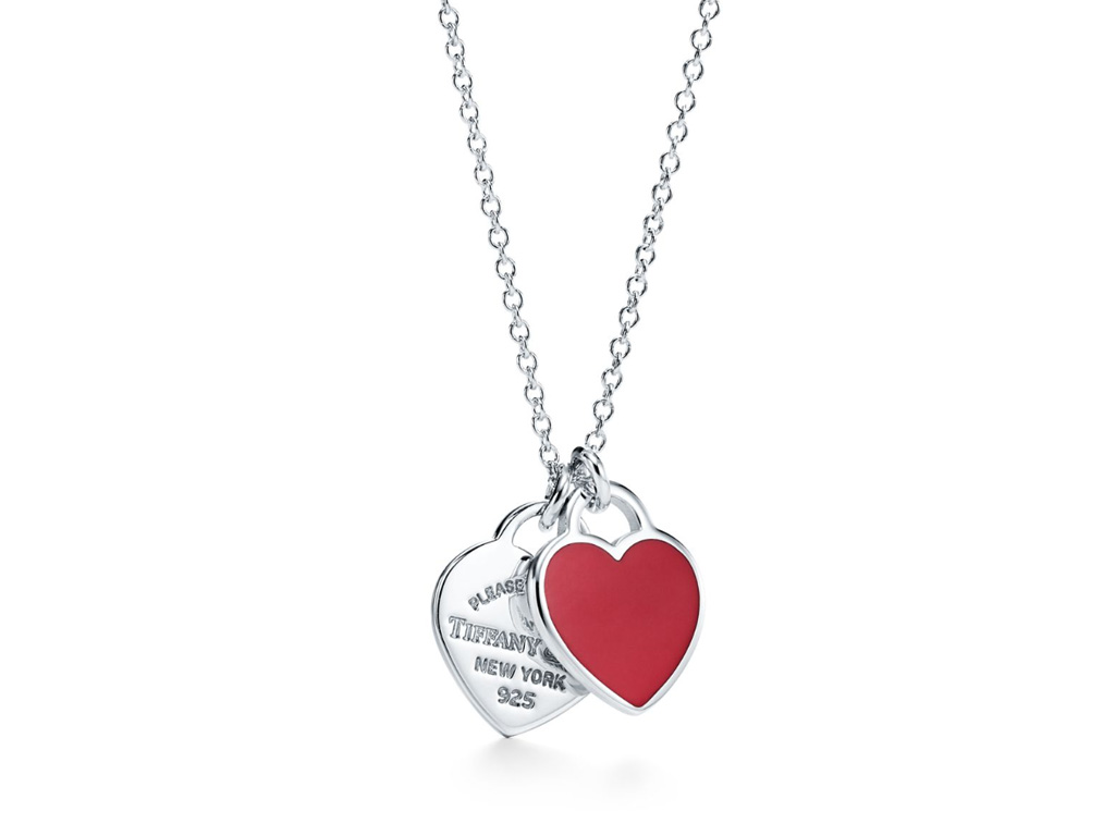 Tiffany. Ispirata all’iconico portachiavi presentato per la prima volta nel 1969, la collezione “Return to Tiffany” presenta due ciondoli incisi su una semplice catena a maglie in argento con finitura in smalto rosso. Collezione Primavera/Estate 2019.
