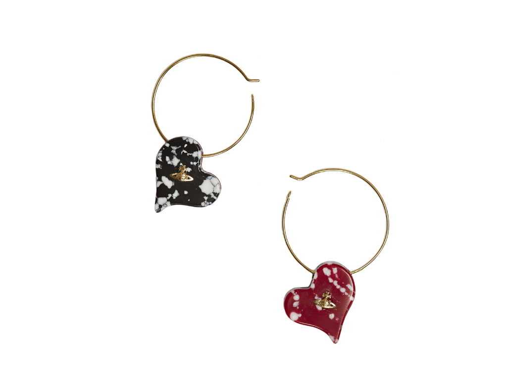 Vivienne Westwood. Fanno parte della collezione “Sliced Heart” gli orecchini in oro o argento costituiti da uno strato di pietra rossa e uno di pietra nera sovrapposti. Collezione Primavera/Estate 2019.