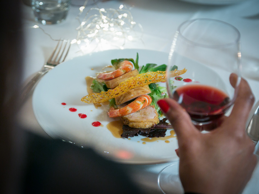 San Valentino 2019. “Unique al Palatino Garden Restaurant”. Nell’immagine, insalatina di gamberi e galletto speziato con salsa di soia e miele e cremoso ai lamponi. Tra i piatti proposti dallo chef Ciano Tiano in occasione del 14 febbraio 2019.