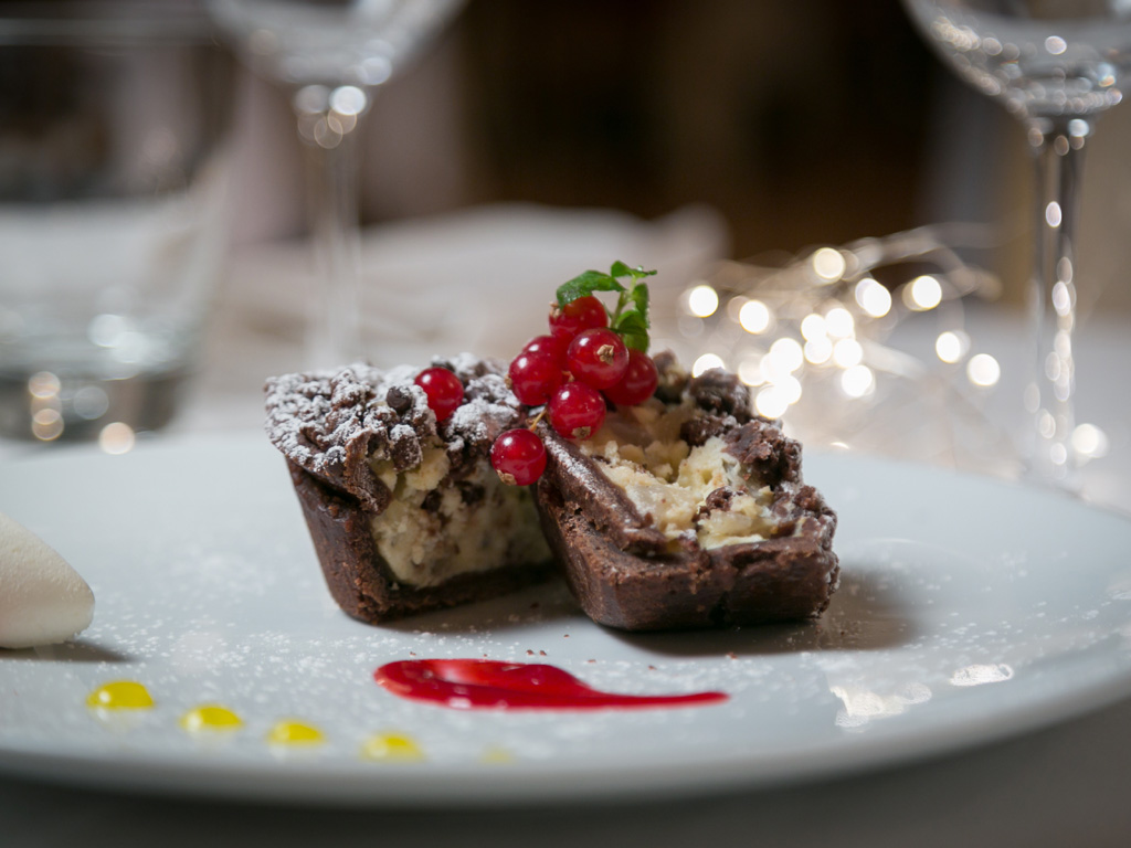 San Valentino 2019. “Unique al Palatino Garden Restaurant”. Nell’immagine, sbrisolata al cioccolato con pere al rhum e formaggio cremoso. Tra i piatti proposti dallo chef Ciano Tiano in occasione del 14 febbraio 2019.