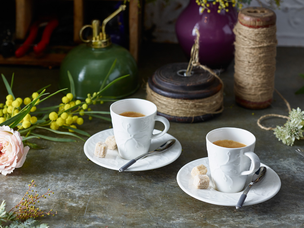 Villeroy & Boch. L’amatissima collezione Caffè Club, grazie al decoro “Floral Touch”, qui in bianco, ma disponibile anche in altre delicate colorazioni, si arricchisce di graziosi rilievi floreali. Un richiamo visivo e una piacevole esperienza al tatto per gustare insieme un ottimo espresso.