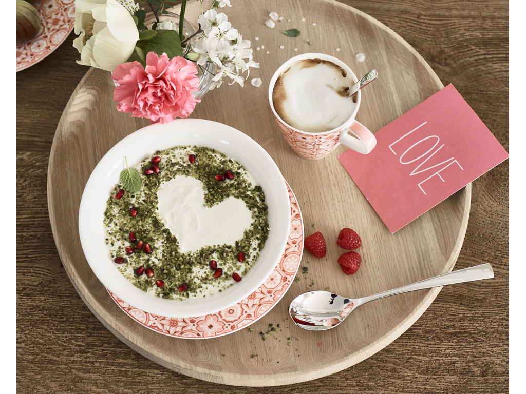 Villeroy & Boch. La collezione “Modern Dining” si ispira agli antichi decori delle piastrelle. Una famiglia di prodotti dal design raffinato nella quale troviamo anche le ciotole (le bowl sono i nuovi piatti!) pensate per assecondare le tendenze estetiche della cucina contemporanea.
