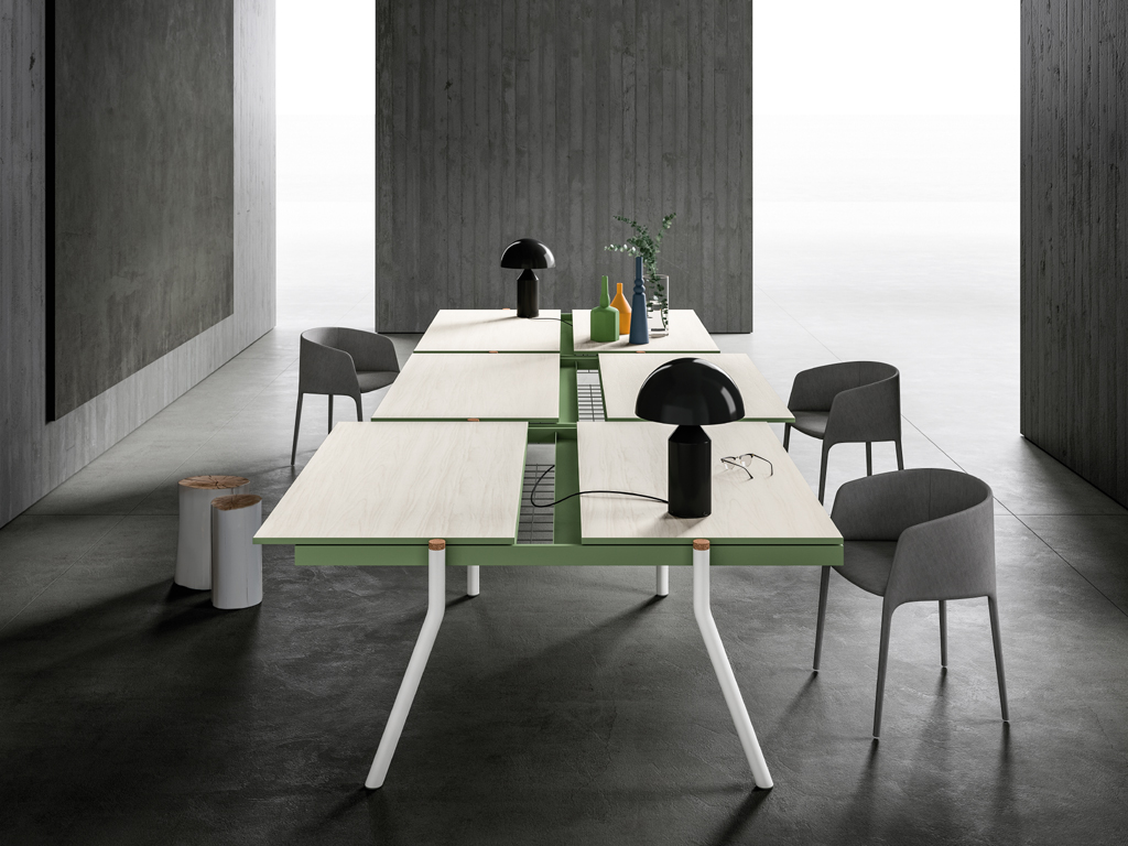 Faram 1957. Collezione Bahlara. Ai lati dei piani di lavoro Bench, è presente un vuoto, che può essere “riempito” inserendo pannelli altamente fonoassorbenti. La particolarità di essere calamitati permette di toglierli e ricollocarli. Sono rivestiti di tessuto, termosaldati e possono essere suddivisi ogni 20 cm.. La discontinuità tra i bench è un occasione per creare privacy acustica e visiva.