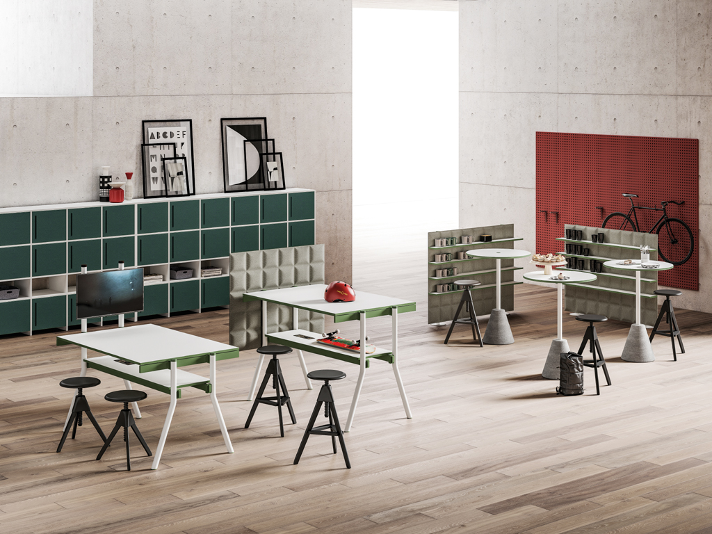 Faram 1957. Collezione Bahlara. La regolazione dell’altezza, nelle postazioni di coworking, è l’elemento chiave della versatilità degli arredi. I tavolini per le aree break con base in cemento sono disponibili in tre diverse altezze. Il piano rialzato è dotato di top access e permette di alimentare la apparecchiature hardware.