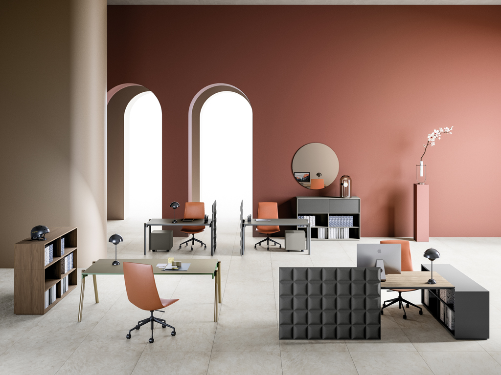 Faram 1957. Collezione Bahlara. Le postazioni direzionali e semidirezionali offrono un’ampia scelta nelle finiture e si differenziano nei materiali, i colori e la ricerca tecnologica. I top possono essere rivestiti in materiale antigraffio, anti-impronta e anti-riflettente grazie ad un apposito trattamento nano tecnologico. La gamma di tonalità si articola su sfumature ricercate quali: champagne, titanio, ruggine e le essenze di legni come il noce, olmo e rovere.