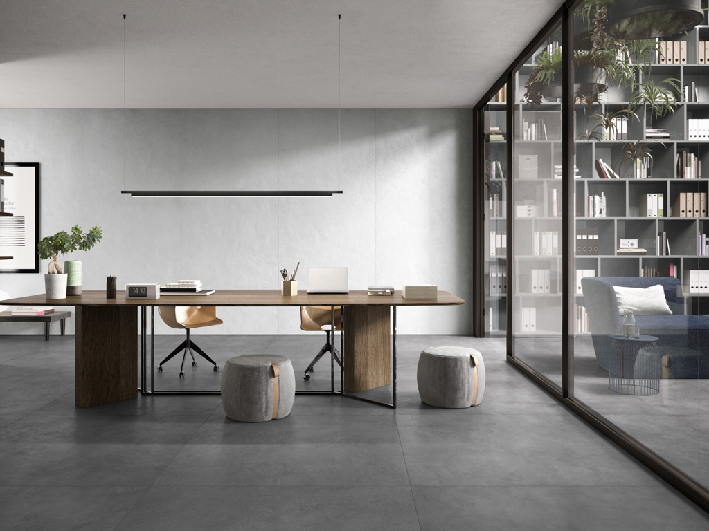 Ceramiche Refin. “Creos” reinterpreta l’aspetto più artigianale della resina spatolata attraverso una texture delicatamente mossa e irregolare, caratterizzata da zone leggermente lucide ed altre più opache, tipiche del processo di asciugatura della resina. Disponibile nel nuovo grande formato 120x278 cm in sette varianti di colore: bianco Bride, grigi freddi Dorian e Shadow, due neutri caldi Cookie e Mud, blu ottanio Bluebay, rosso Coral e verde Lime.