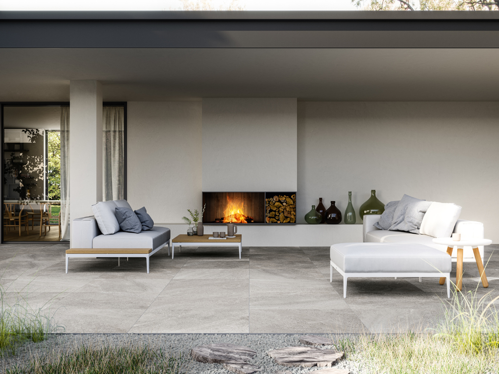 Ceramiche Refin. Un’inedita combinazione di materiali lapidei provenienti da diverse aree del nord Europa, selezionati e miscelati per creare originali pattern e sfumature. Delicate venature, piccoli grani e superfici sabbiose si fondono nella collezione “Tune”, disponibile in formati di grandi e medie dimensioni che esaltano l’equilibrio delle superfici e consentono di vestire con eleganza ogni tipologia di ambiente: 120×120, 60×120, 60×60, 30×60 e la versione per esterno 90×90 OUT2.0.